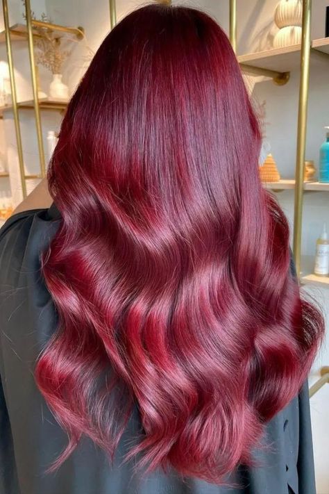 Cheveux rouge cerise vibrants pour un look audacieux la tendance des cheveux vin chaud cet hiver 