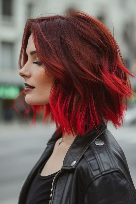 Cheveux rouge cerise vibrants pour un look audacieux