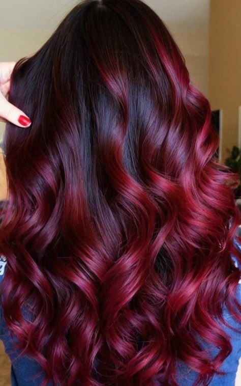 Cheveux rouge cerise vibrants pour un look audacieux