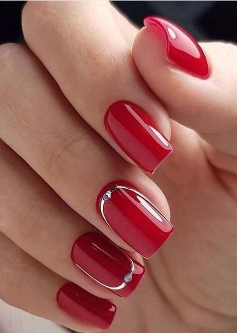 Manucure rouge et ongles festifs #RougeNoël #VernisRouge #NailArt #Fêtes