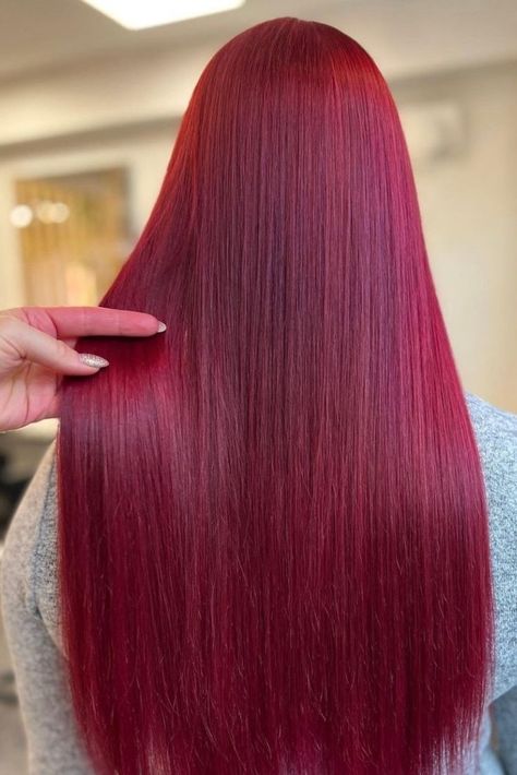 Cheveux rouges cerise vibrants pour un look audacieux