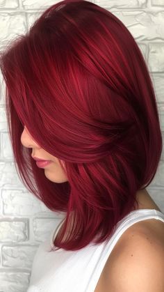 Cheveux rouges cerise vibrants pour un look audacieux