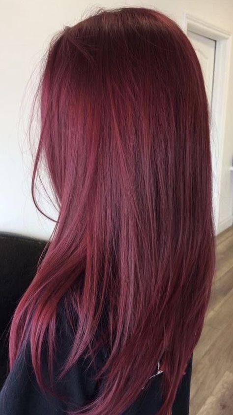 Cheveux rouges cerise vibrants pour un look audacieux