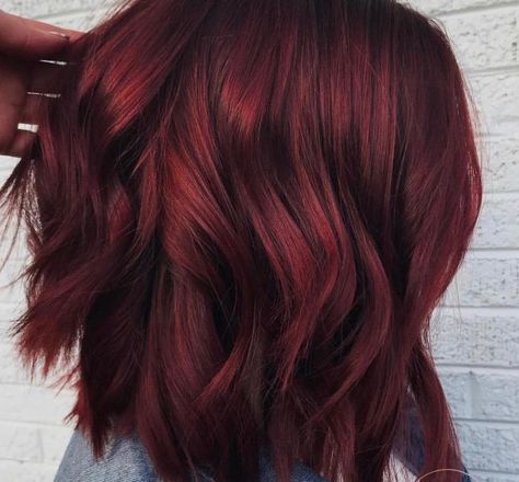 Cheveux rouges cerise vibrants pour un look audacieux