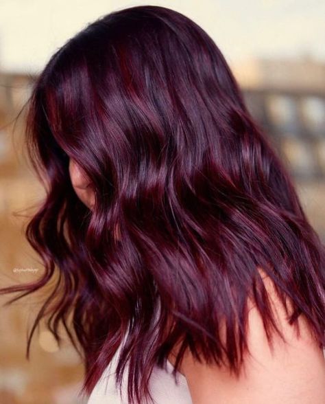 Cheveux rouge cerise vibrants pour un look audacieux