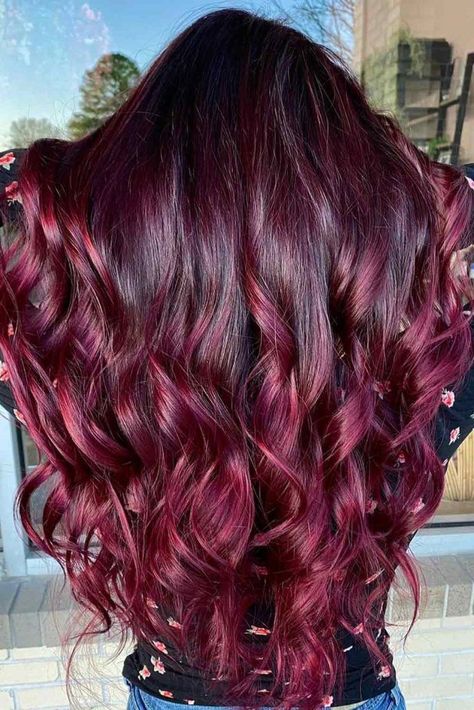 Cheveux rouge cerise vibrants pour un look audacieux la tendance des cheveux vin chaud cet hiver 