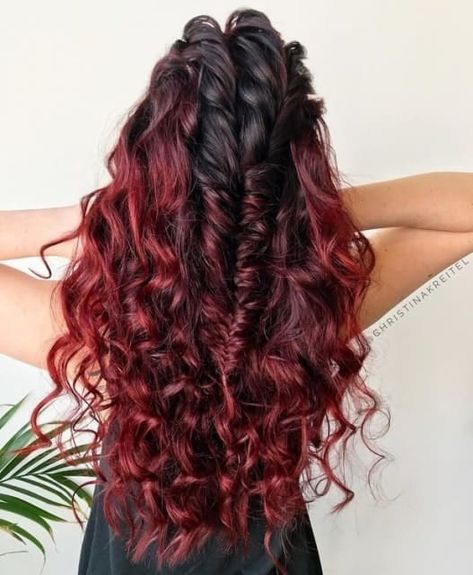 Cheveux rouge cerise vibrants pour un look audacieux la tendance des cheveux vin chaud cet hiver 