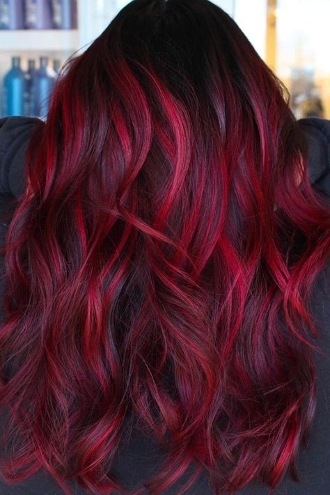 Cheveux rouges cerise vibrants pour un look audacieux