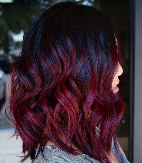 Cheveux rouge cerise vibrants pour un look audacieux la tendance des cheveux vin chaud cet hiver 