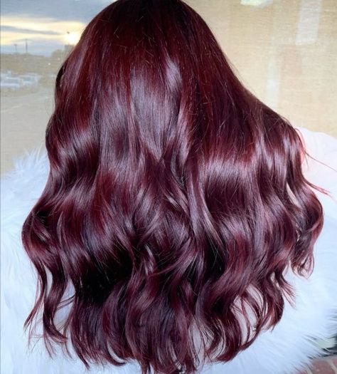 Cheveux rouge cerise vibrants pour un look audacieux la tendance des cheveux vin chaud cet hiver 