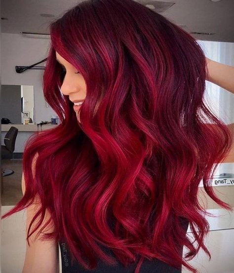 Cheveux rouge cerise vibrants pour un look audacieux la tendance des cheveux vin chaud cet hiver 