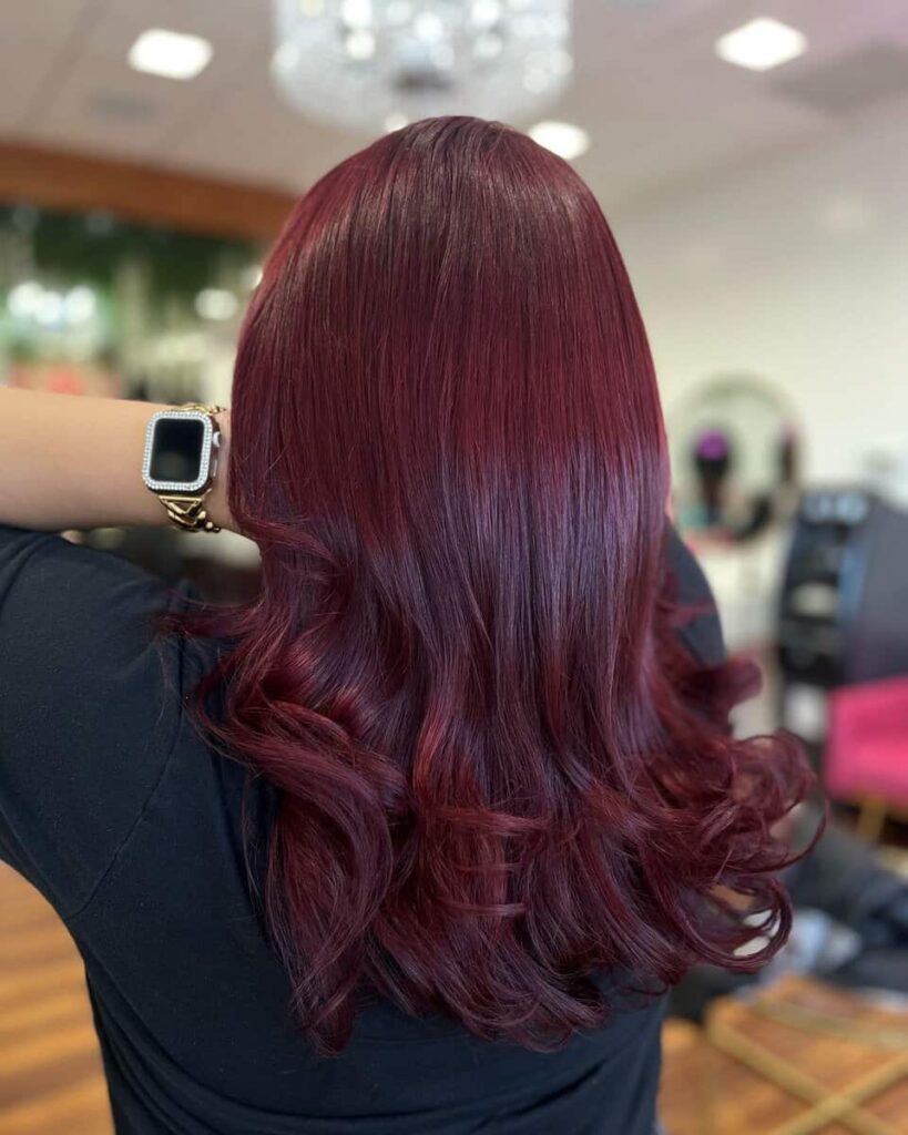 Cheveux rouge cerise vibrants pour un look audacieux la tendance des cheveux vin chaud cet hiver 