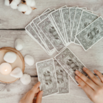 apprendre à tirer les cartes Envie d'apprendre le tarot ? Découvrez mes conseils pour débuter en toute confiance, de l'importance des bases aux tirages simples. Apprends à lire les cartes, à cultiver ton intuition et à créer ton propre chemin. Commence aujourd'hui avec une carte du jour !