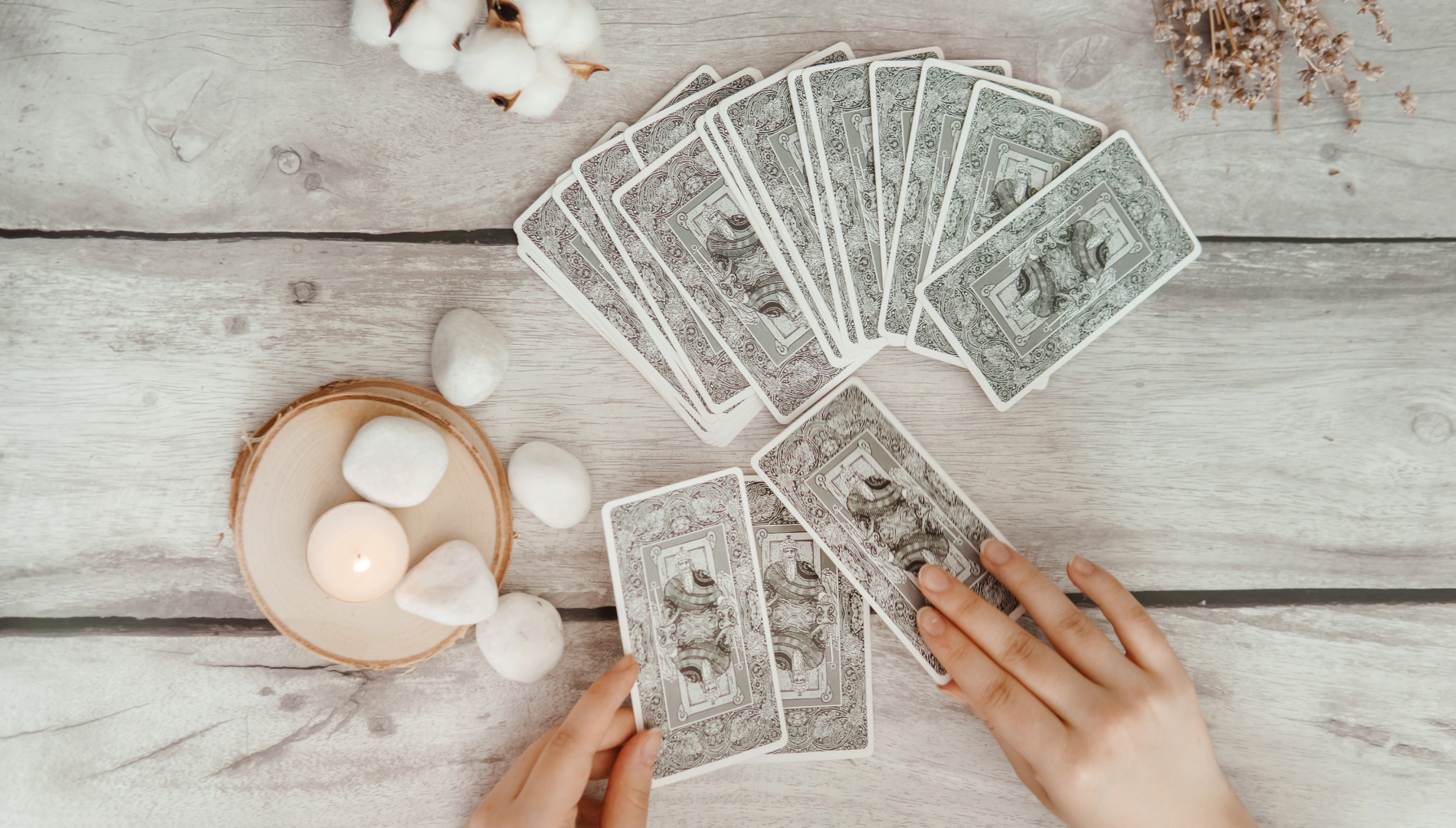 apprendre à tirer les cartes Envie d'apprendre le tarot ? Découvrez mes conseils pour débuter en toute confiance, de l'importance des bases aux tirages simples. Apprends à lire les cartes, à cultiver ton intuition et à créer ton propre chemin. Commence aujourd'hui avec une carte du jour !