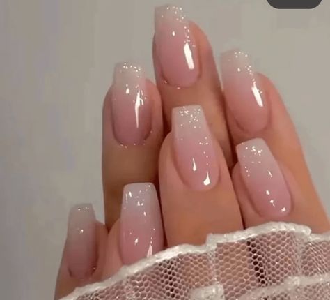 ongles avec finition paillettes ongle avec paillettes Manucure nude rose et détail doré #nude #vernis #nailart #beige #ongles