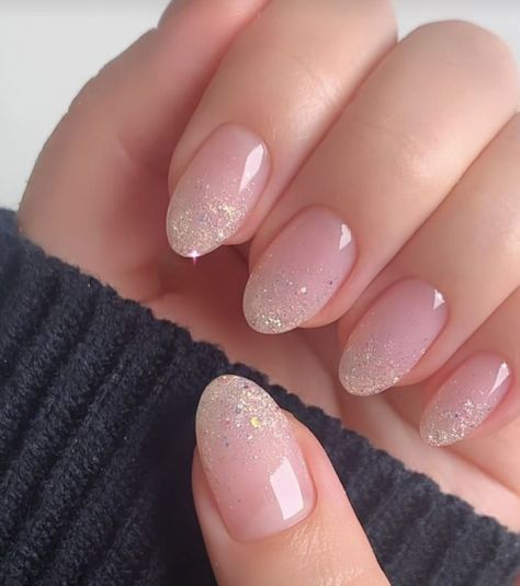 ongles or tendance 2025 ongle avec paillettes Manucure nude rose et détail doré #nude #vernis #nailart #beige #ongles