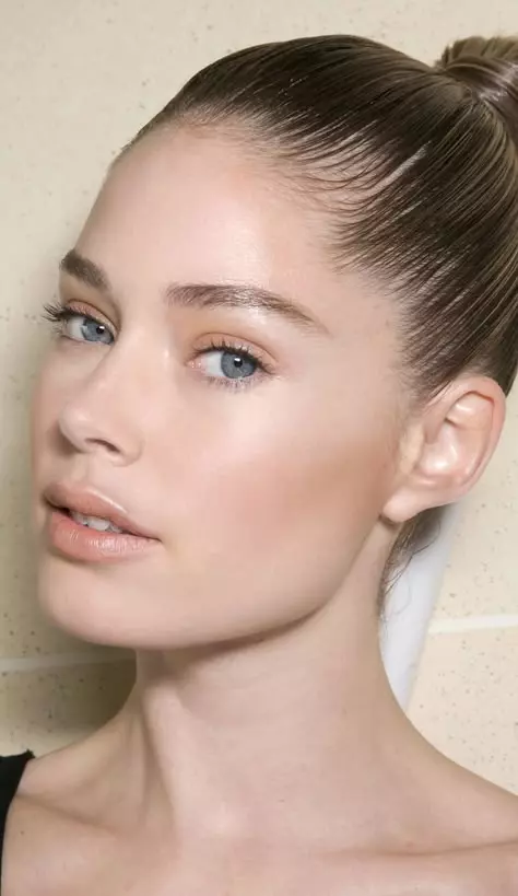 Makeup minimaliste : Apprenez à réaliser un maquillage léger et nude pour une beauté naturelle et éclatante. 💄