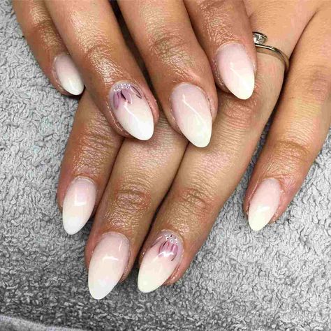 ongles avec fleur baby boomer tendance