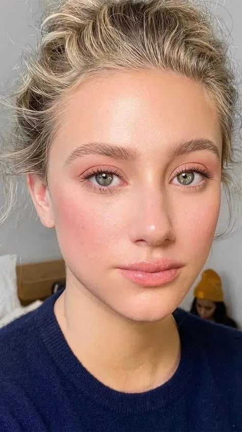 Makeup minimaliste : Apprenez à réaliser un maquillage léger et nude pour une beauté naturelle et éclatante. 💄